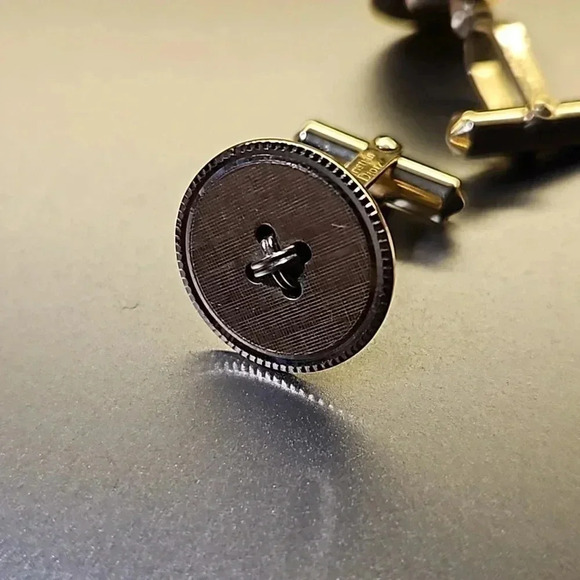 Christian Dior Gold Button Cufflinks and tie bar - Picture 2 of 2